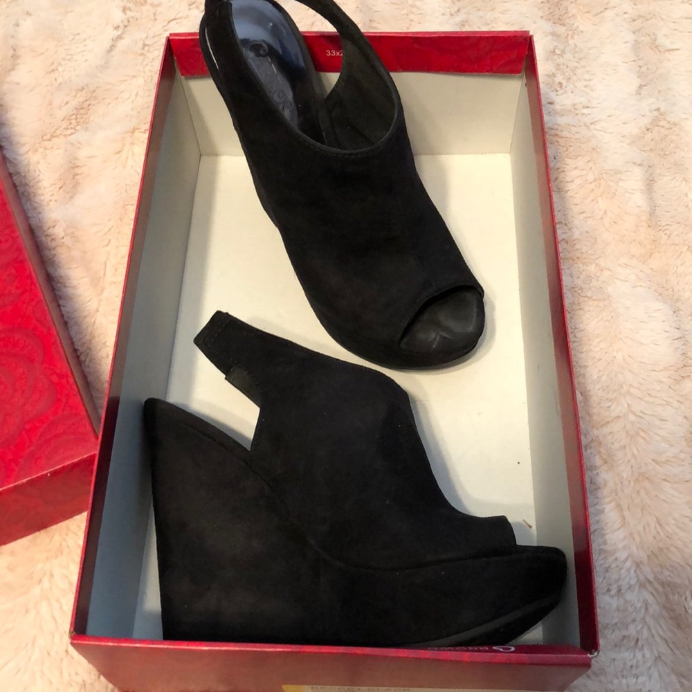 Carlos Santana Black heeled peep toe wedges